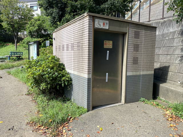 入口①側の園路沿いにあるトイレ